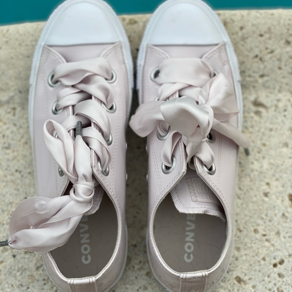 Pink patent leather Converse, size 8 EUC